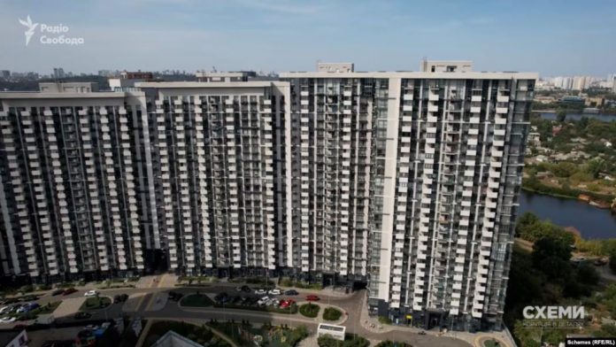 Заступник начальника поліції Києва оселився в пентхаусі, оформленому на тещу за «квіткові» гроші