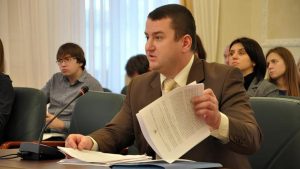 Від «копійчаних» Mercedes до сумнівної Tesla: чому суддя Нікушин опинився на межі звільнення